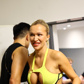 Nela Slováková měla výstřih.
