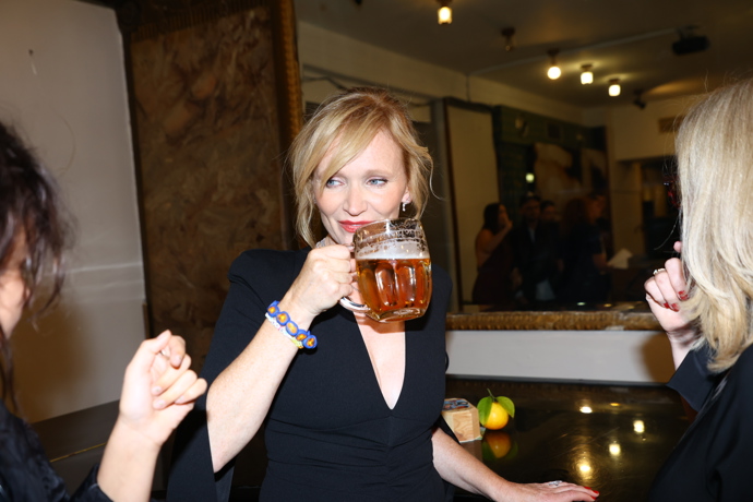Aňa Geislerová si dala pivo.