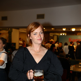 Ester Geislerová s pivem.