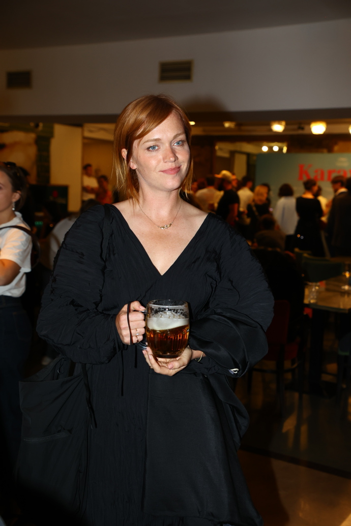 Ester Geislerová s pivem.