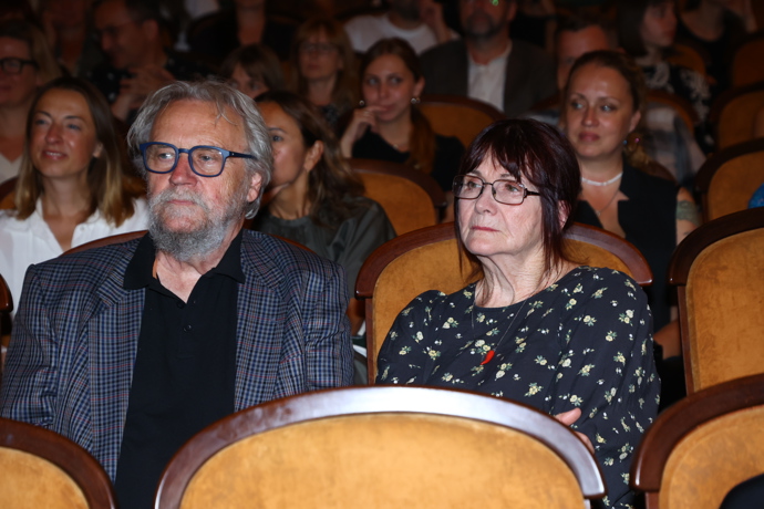 Maminka Ani Geislerové v publiku.