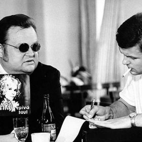 Smrt si vybírá: Jan Marek, řidič poštovního vozu, se rozhodne, že na vlastní pěst vypátrá vraha svého kolegy.