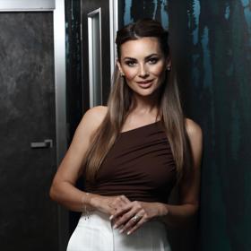 V pořadem Vítejte magazínu Lifee jsme navštívili krásné bydlení Lenky a Davida Limberských. Lenka nám, mimo jiné, ukázala i poklady ze svého botníku. 