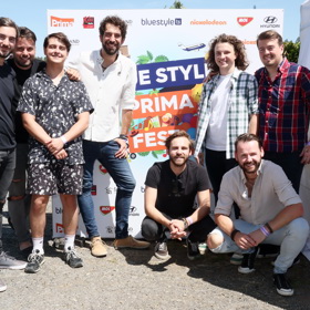 Kapela Jelen se pojmenovala podle své první písničky. Jindrovi se název ze zpočátku nelíbil.