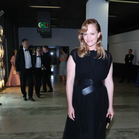 Herečka Ester Geislerová oblékla černý model se širokým koženým páskem a vlečkou.