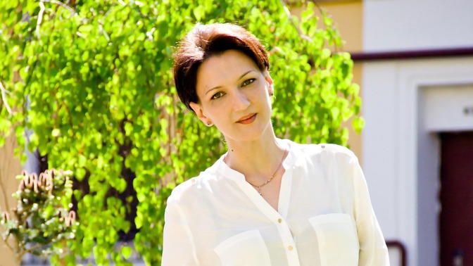 zamyšlená, vážná