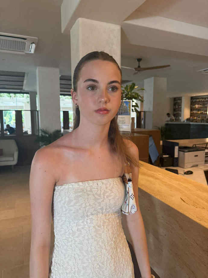 Od září totiž Carla nastupuje na svoji vysněnou střední školu. 