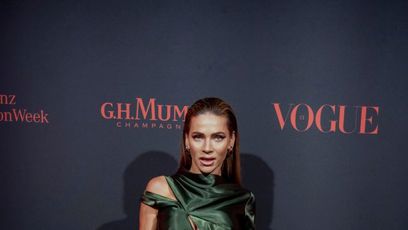 FOTO: Andrea Verešová v šatech s průstřihy.