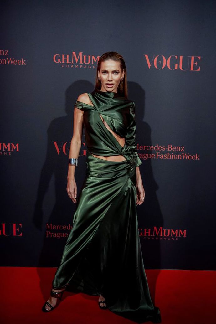 Andrea Verešová v šatech s průstřihy.