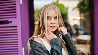 Sabina (19): Přivedla jsem přítele poprvé k nám domů. Za tátovo chování se budu ještě dlouho stydět