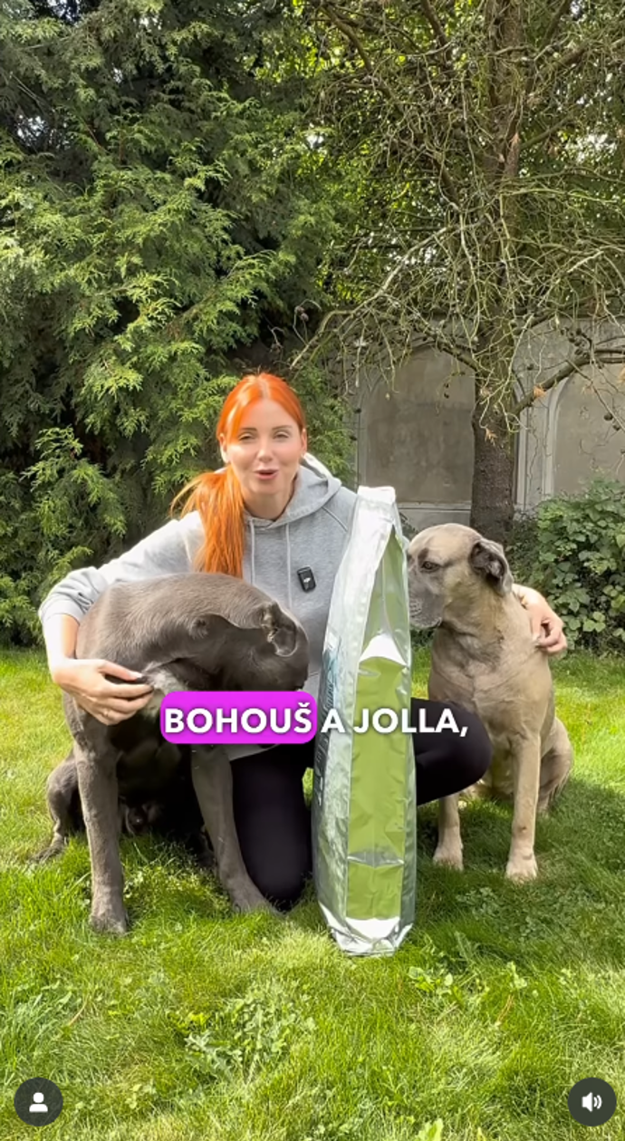 Aneta Zicklerová se svými psy.