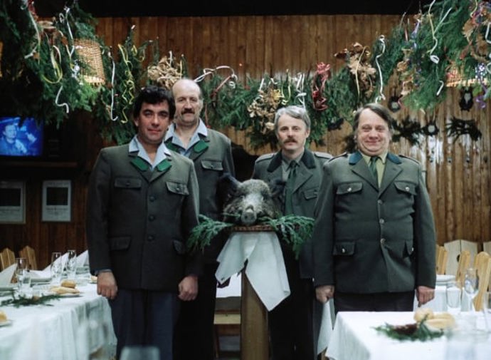 Zapáleného myslivce si Petr Čepek zahrál v roce 1983 v oblíbeném filmu na motivy knihy Bohumila Hrabala, Slavnosti sněženek. Na snímku Eugen Jegorov, Petr Brukner a Miloslav Štibich.
