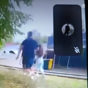 Muž najednou běžel k jedné z nich.