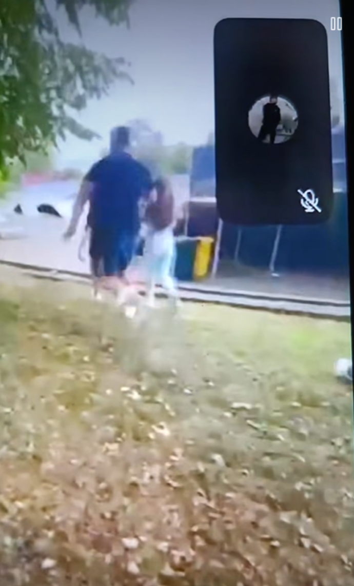 Muž najednou běžel k jedné z nich.