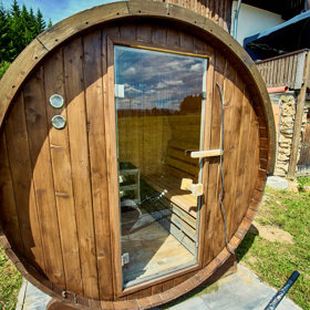 Práce se dřevem je na objektu patrná.