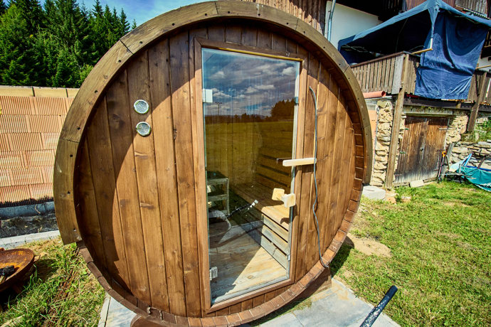 Práce se dřevem je na objektu patrná.