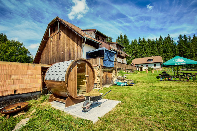 Aktuálně také probíhá dostavba budovy, která penzion rozšíří.