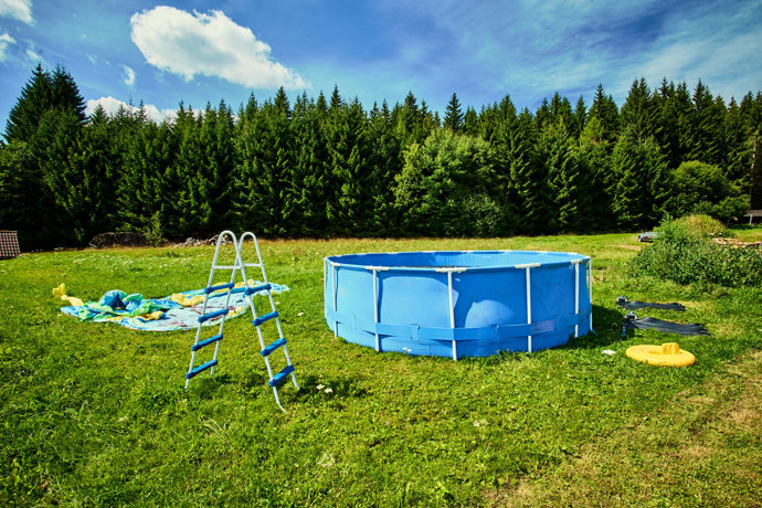 Děti v létě najdou zábavu v bazénu s výhledem na les.  