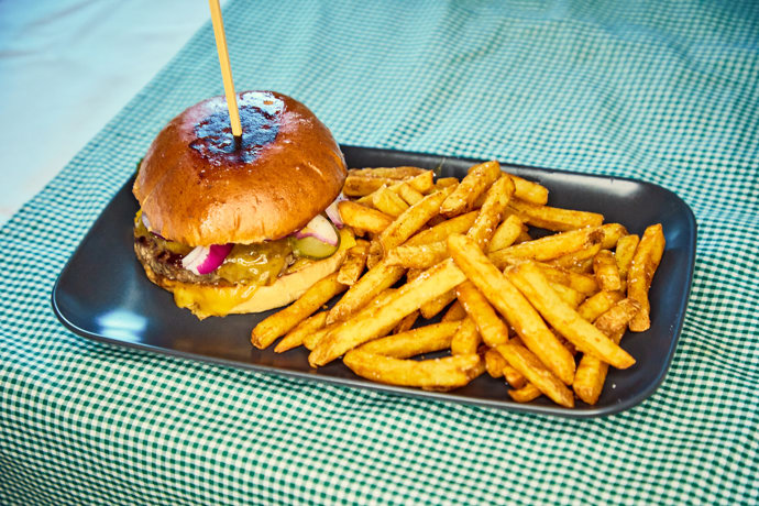 Podnik nabízí také několik burgerů, které jsou tak akorát propečené.