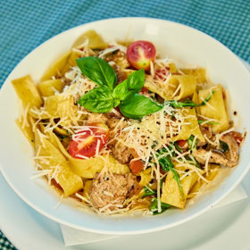Na své si přijdou i fanoušci těstovin. Pappardelle s grilovanou panenkou, rukolou a parmazánem. 
