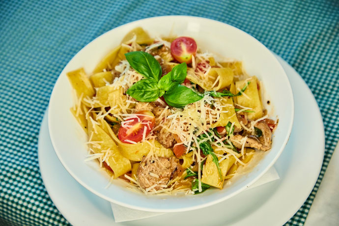 Na své si přijdou i fanoušci těstovin. Pappardelle s grilovanou panenkou, rukolou a parmazánem. 