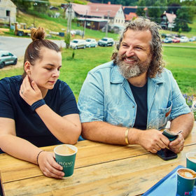 Josef Maršálek se svou sestrou Zuzanou, se kterou má vlastní podnik, pekárnu Upečeno na dědině. 