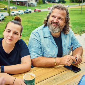 Se svou sestrou nedávno Maršálek dokonce otevřel svoji vlastní kamennou pekárnu. 