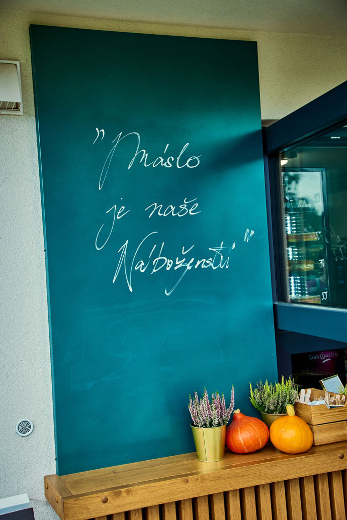 Podnik zdobí motto "Máslo je naše náboženství". 