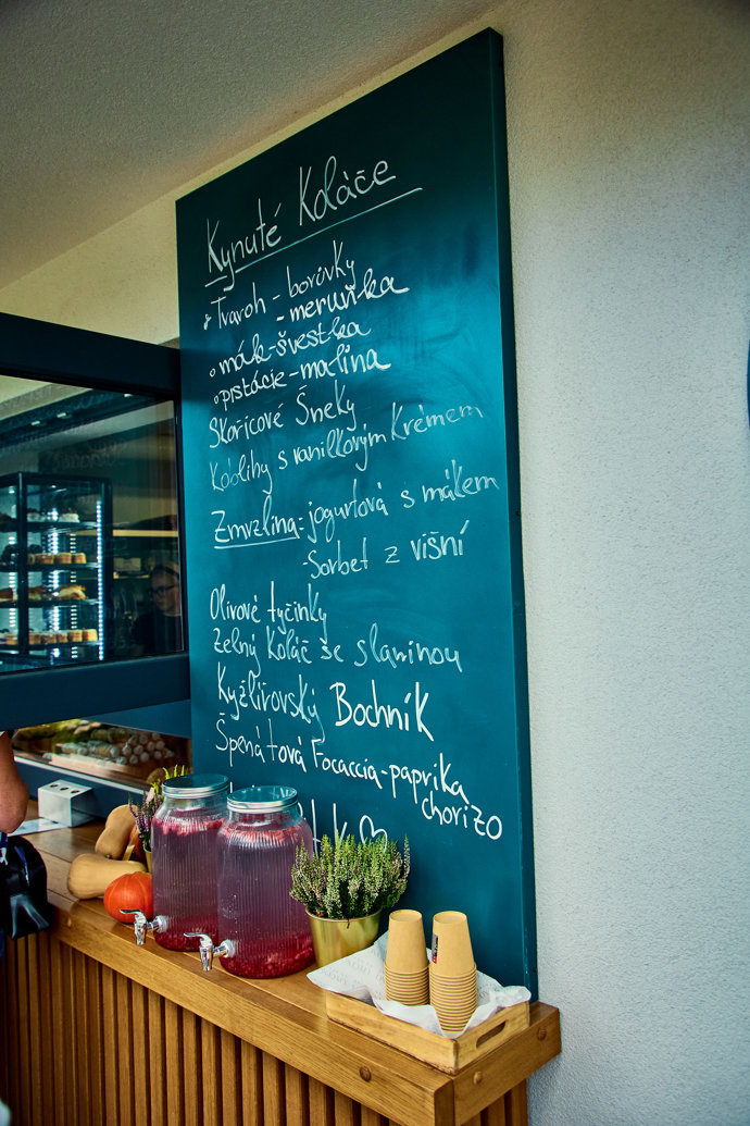 Denní nabídka se každý den obměňuje, čerstvé informace najdou fanoušci na Instagramu podniku. 