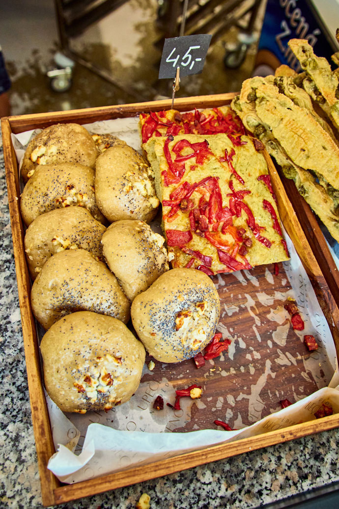 Nechybí ani slané pečivo. Kus italské focacci vyjde na 45 korun. 