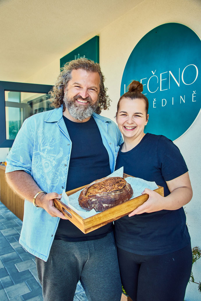 Maršálkova sestra Zuzana na podnik denně dohlíží, Josef přichází jen jednou za čas. 