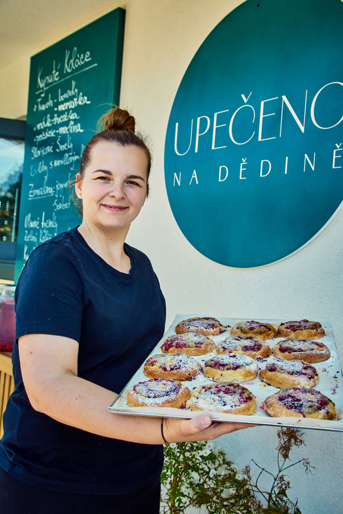 Zuzana pózuje s čerstvou várkou kynutých koláčů. 