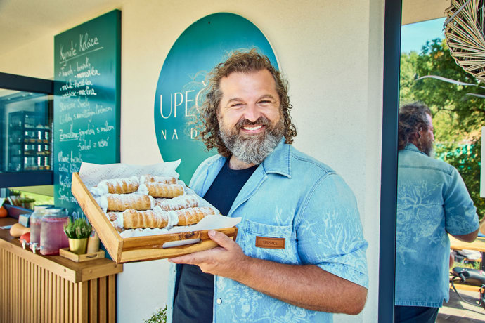 Josef Maršálek zapózoval s várkou trubiček. 