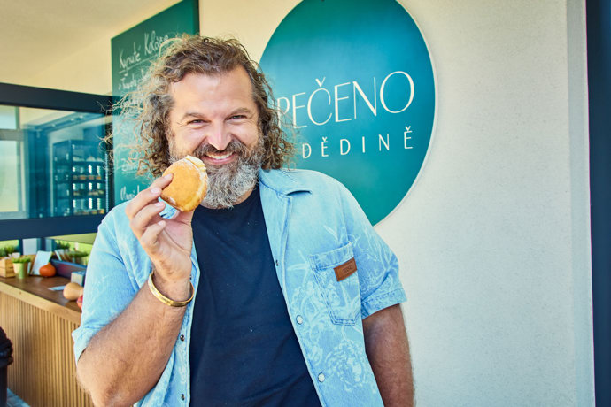 Ke koupi jsou například jeho slavné koblihy s vanilkovou náplní, které zaujaly i Marka Ebena ve StarDance. 