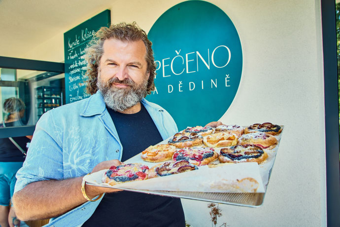 Nedávno dokonce Josef se svou sestrou otevřel pekárnu na venkově. 