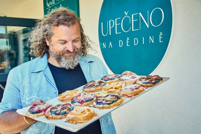 Várka koláčů se směje na Josefa a on zase na ně. 