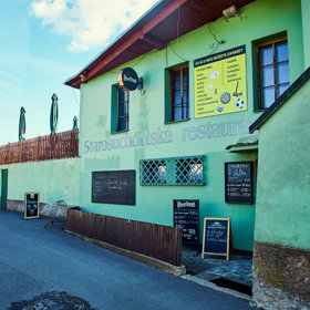 Starosuchdolská restaurace je nedaleko Prahy.