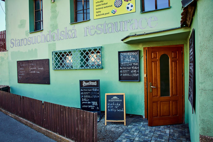 Na natáčení Ano, šéfe! zde není žádná památka, ostatně nálepku paní Olena ani nedostala. 