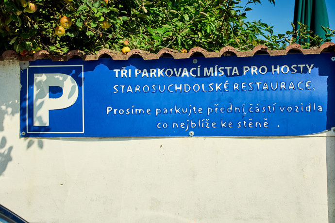 Starosuchdolská restaurace nabízí tři parkovací místa.