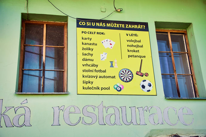Starosuchdolská restaurace nabízí i zábavu v podobě stolního fotbalu, kvízového automatu a mnoho dalšího.