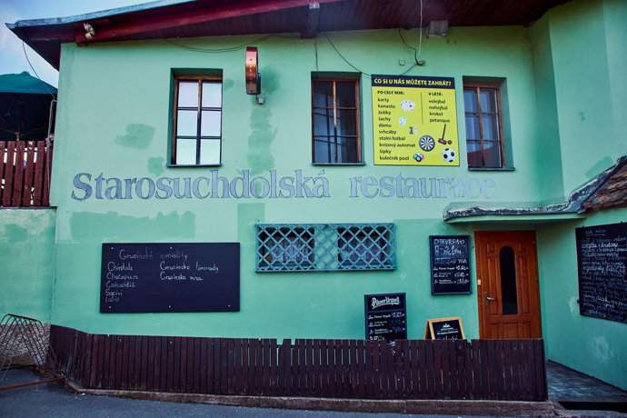 Vypadá to, že namísto restaurace zde vidíme spíše klasickou vesnickou hospodu. 