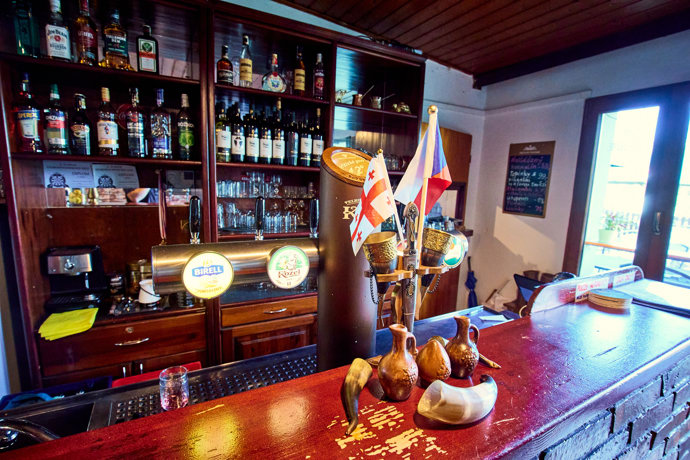 Starosuchdolská restaurace nabízí českou i gruzínskou kuchyni.