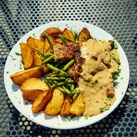 Vepřová krkovice s fazolkami a americkými bramborami zde vyjde na 219 korun.