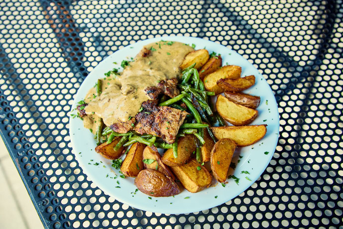 Vepřový steak s pepřovou omáčkou, hranolky, fazolky.