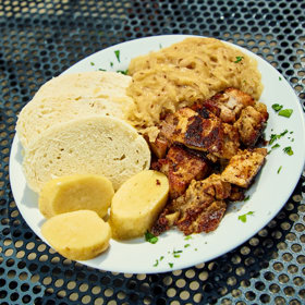 Vepřové výpečky s domácím bramborovým knedlíkem zde stojí 189 korun.