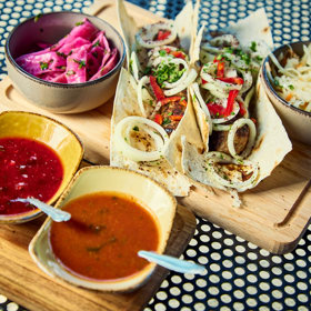 A nechybí ani gruzínská specialita - kebab v lavaši s omáčkami ze šípku a s její lehce pikantní variantou.  