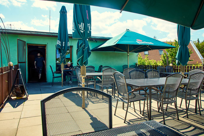 Starosuchdolská restaurace má i venkovní sezení.
