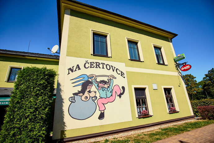 Typická malovaná fasáda restaurace Na Čertovce zůstala. 
