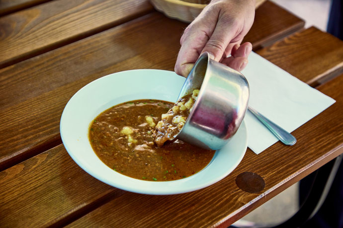 Gulášová polévka se servíruje podobně jako v luxusních restauracích.