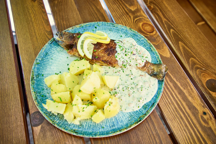 Čerstvý pstruh na alsaský způsob z místních sádek, jídlo, které restauraci vymyslel Zdeněk Pohlreich. Vyjde na 379 korun. 